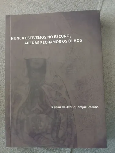 Livro Nunca estivemos no escuro, apenas fechamos os olhos