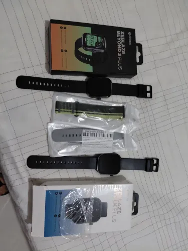 Dois smartwatch zeblaze e duas pulseiras.