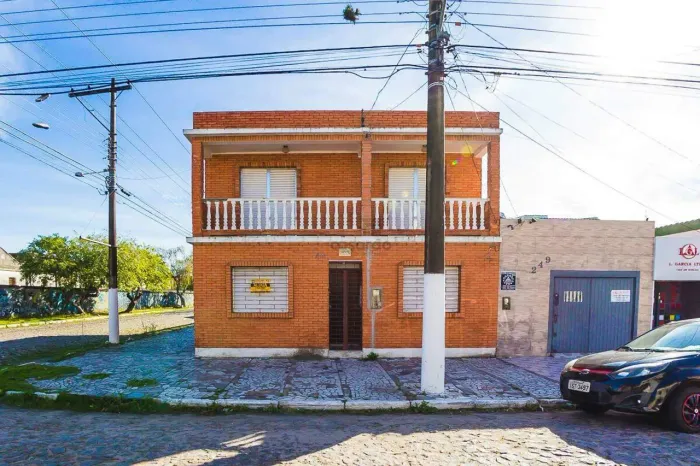 Casa Residencial para Aluguel no Centro de Pelotas - 5 Quartos (2 Suítes)