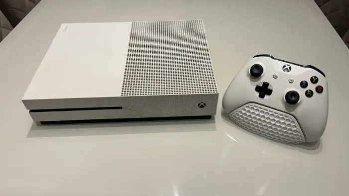 Xbox One S 500GB - Muito Conservado