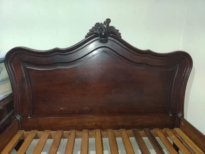 Cama de madeira vintage anos 50