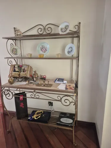 Estante decorativa em ferro e vidro vintage 