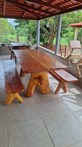 Mesa rústica de 2 metros com 2 bancos