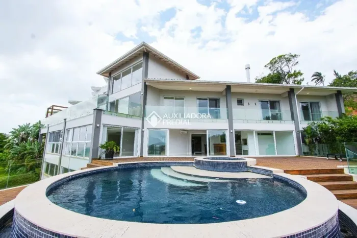 Casa de Alto Padrão em Condomínio Fechado - Cacupé | 5 Dormitórios, 4 Suítes e 4 Vagas