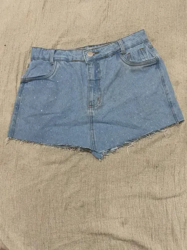 Shorts Jeans Feminino com Aplicação de Strass e Barra Desfiada - Diversos Tamanhos | Retir