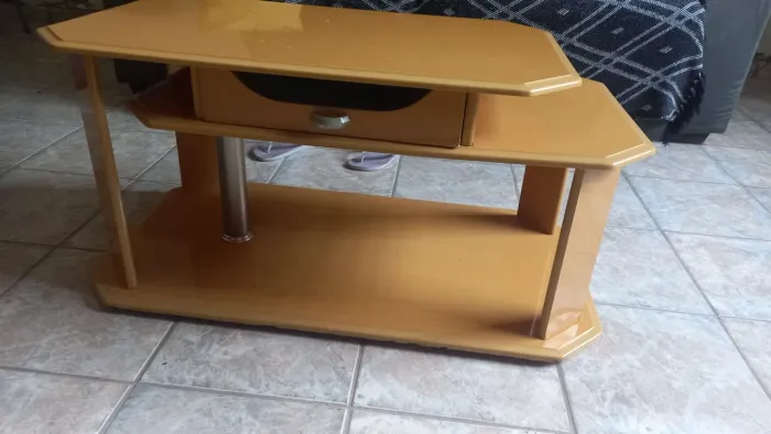 Mesa de centro com gaveta