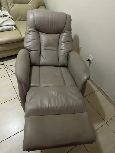 Poltrona em couro reclinável elétrica
