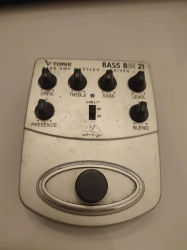Preamp Behringer BDI21 para Baixo