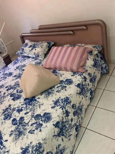 Cama de casal + mesinha