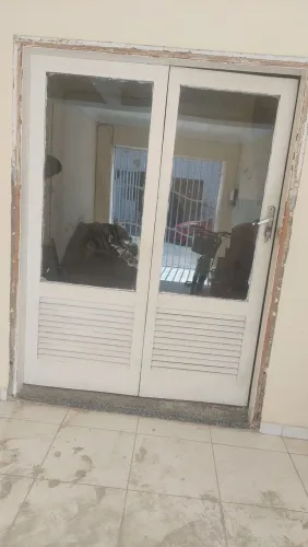 Porta de madeira com vidro em bom estado