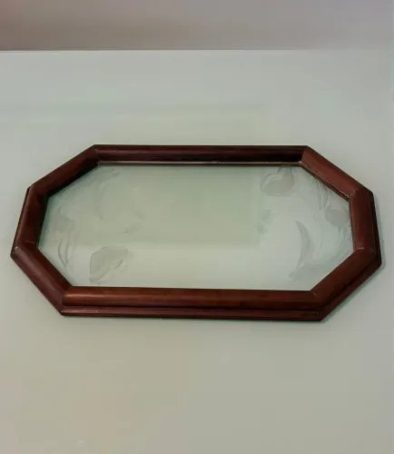 Linda bandeja vintage em madeira com elegante fundo em vidro