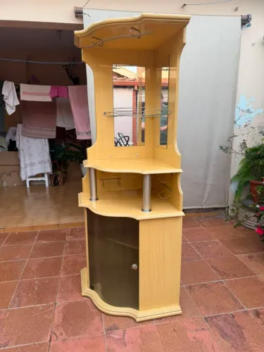 Barzinho de canto com espelhos e porta-taças - bem conservado
