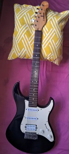 Guitarra yamaha EG112