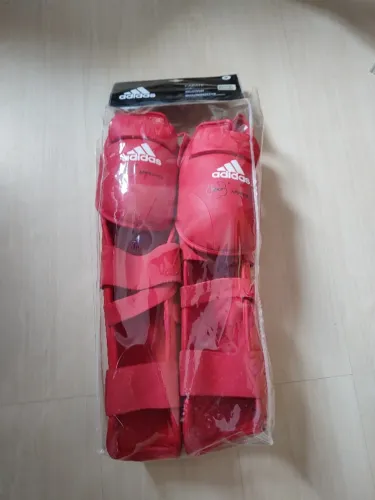 Caneleira Karatê Wkf adidas Com Protetor De Pé Vermelho - M
