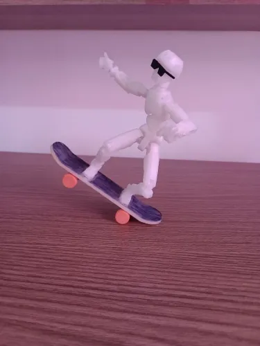 Boneco Articulado com Skate Pintado a Mão