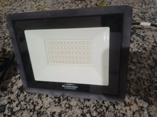 Vendo 2 REFLETORES DE LED, um de 50 watts e outro de 100 watts. 85,00 reais os dois