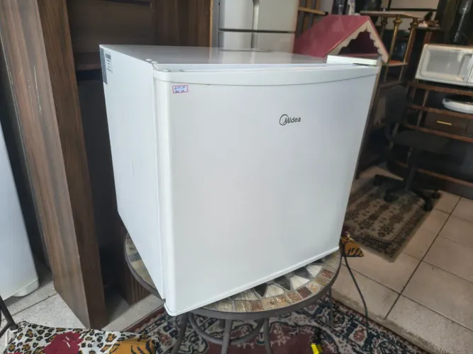 Frigobar Midea 45 litros semi novo