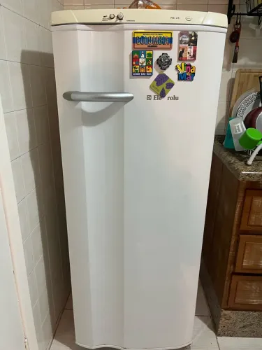 Geladeira Electrolux RE28 240L - Excelente Estado e Funciona Perfeitamente
