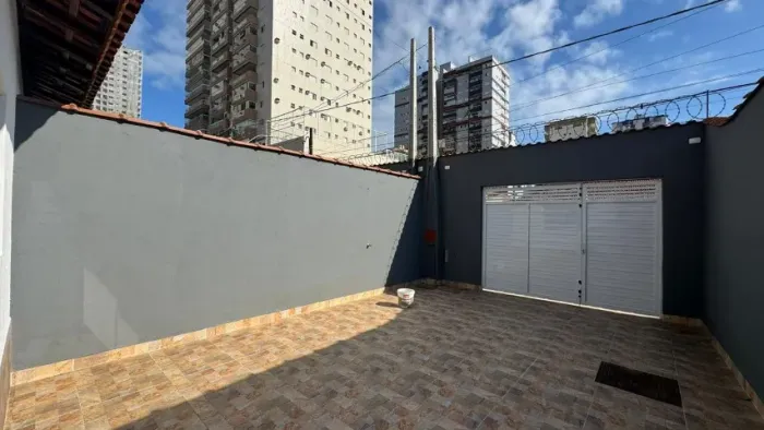 Casa Reformada | 150m² Terreno | Suíte + Edícula | Guilhermina | 400m da Praia