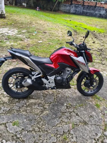 Moto Honda CB 300F