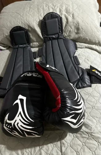 Kit de luvas e caneleiras muay thai