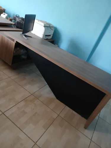 Mesa de escritório com gavetas.