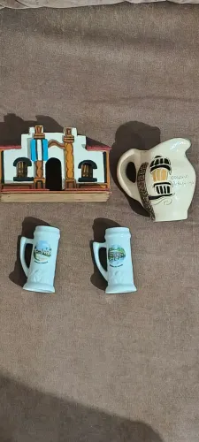 Jarra cerâmica e canecas e casinha