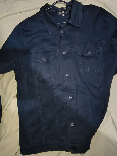 Jaqueta Jeans, cor preta, bolso nos lados e em cima. Tamanho G, usada apenas uma única. 