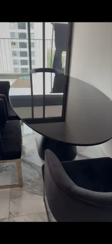 Mesa oval preto