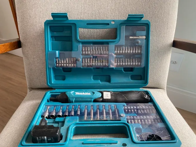 Parafusadeira 3,6V DF001DW com Kit 81 Acessórios Bivolt MAKITA - Nova