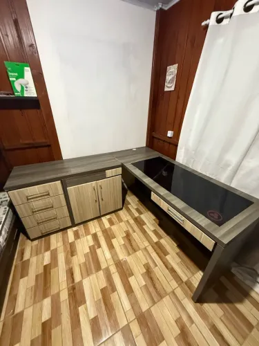 Mesa de escritório com gavetas . (Motivo mudança)