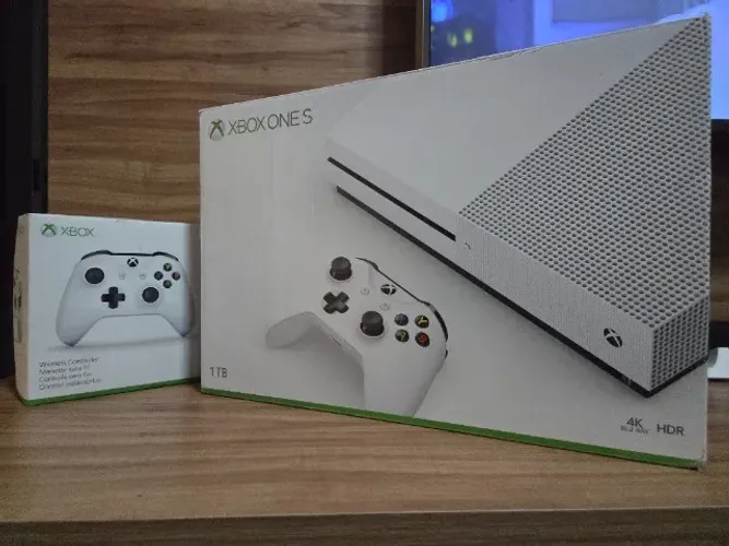 Xbox One S 1Tb + 2 controles sem fio originais + kit jogar e carregar