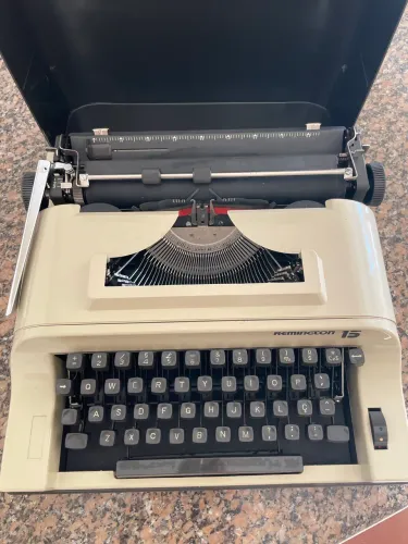 Em perfeito estado: máquina de escrever Remington 15