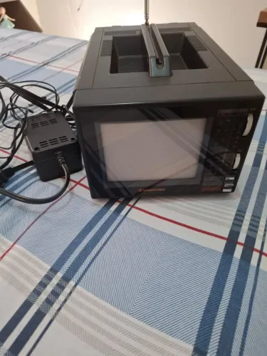 TV Portátil Samsung 5 Pol Tubo CRT P&B c/ Rádio AM/FM Retrô Vintage Coleção