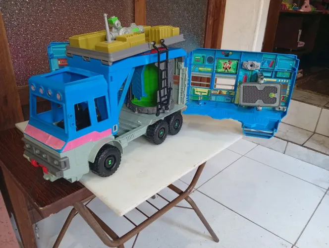 carro do ben 10 lata velha
