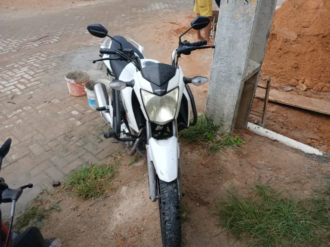 Moto semi nova,está toda em dias, transferência em mãos