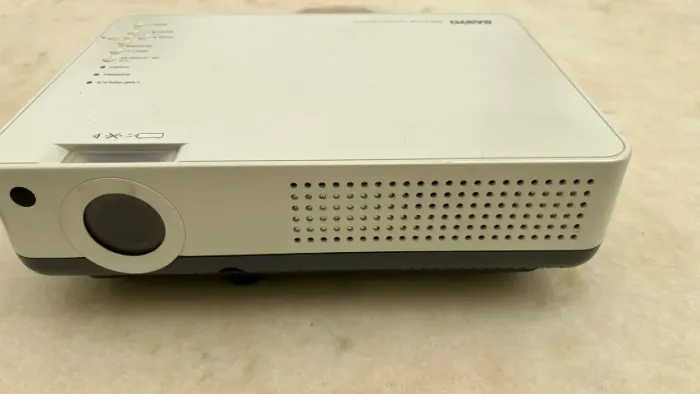 Projetor Sanyo Pro XtraX Multiverse + Tela de Projeção Retrátil em excelente estado