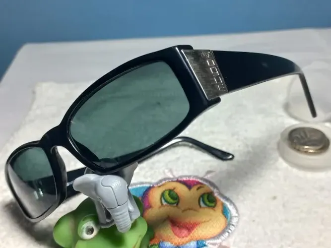 Oculos VOGUE usado, a lente está um pouco zoada, como está nítido na foto, mas dá pra curt