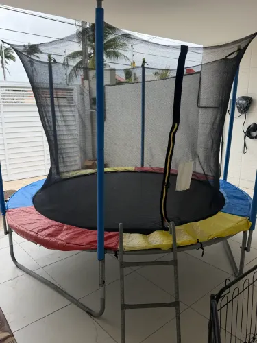 Pula-pula infantil em ótimo estado! Completo com tela de proteção e escadinha.
