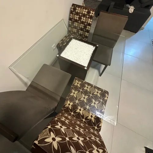 Mesa e cadeiras