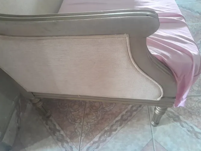 Par de poltronas antigas em madeira nobre - estilo clássico