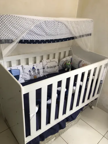 Vendo berço, branco poucas marcas de uso 