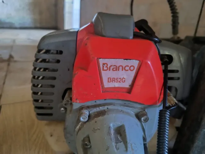 Roçadeira branco BR52G
