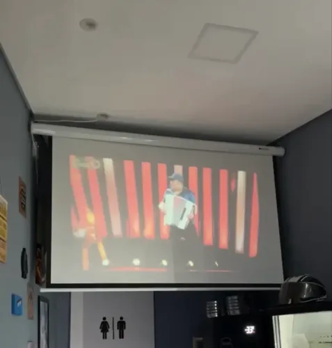 Telão retrátil + projetor