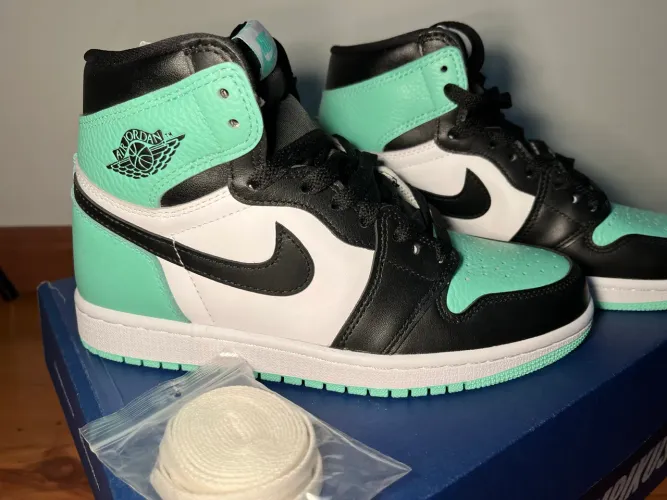 Nike Tênis Air Jordan 1 Retro High OG Branco/Preto-Verde Brilho