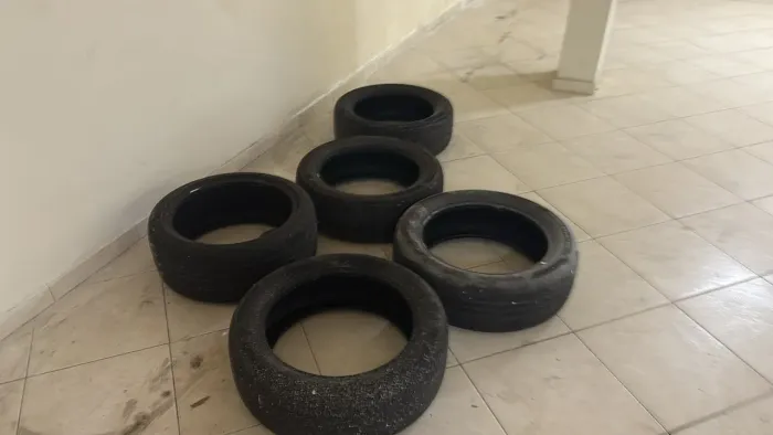 ? 5 Pneus da Dogde RAM 1500 Semi-novos?