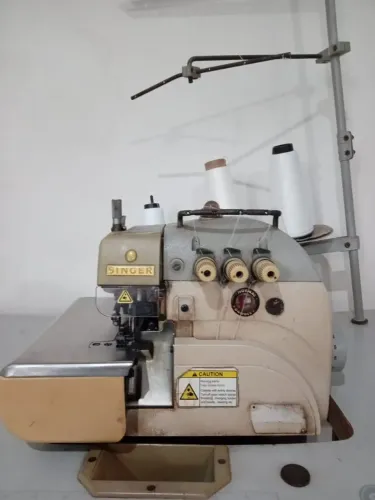 Duas máquinas de costuras