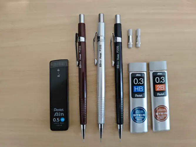 3 lapiseiras Pentel + grafites