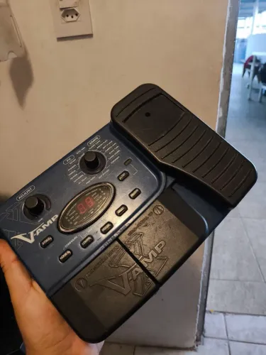 Behringer X-Vamp LX1 - Pedaleira de Guitarra Usada