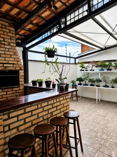 Casa em condomínio reformada com 2 dormitórios, cozinha ampla, vaga de garagem para 2 carr